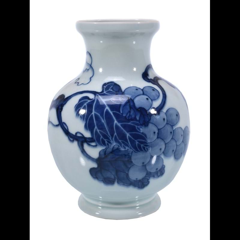An unusual Chinese blue and white 'grape' vase, 20th century 
