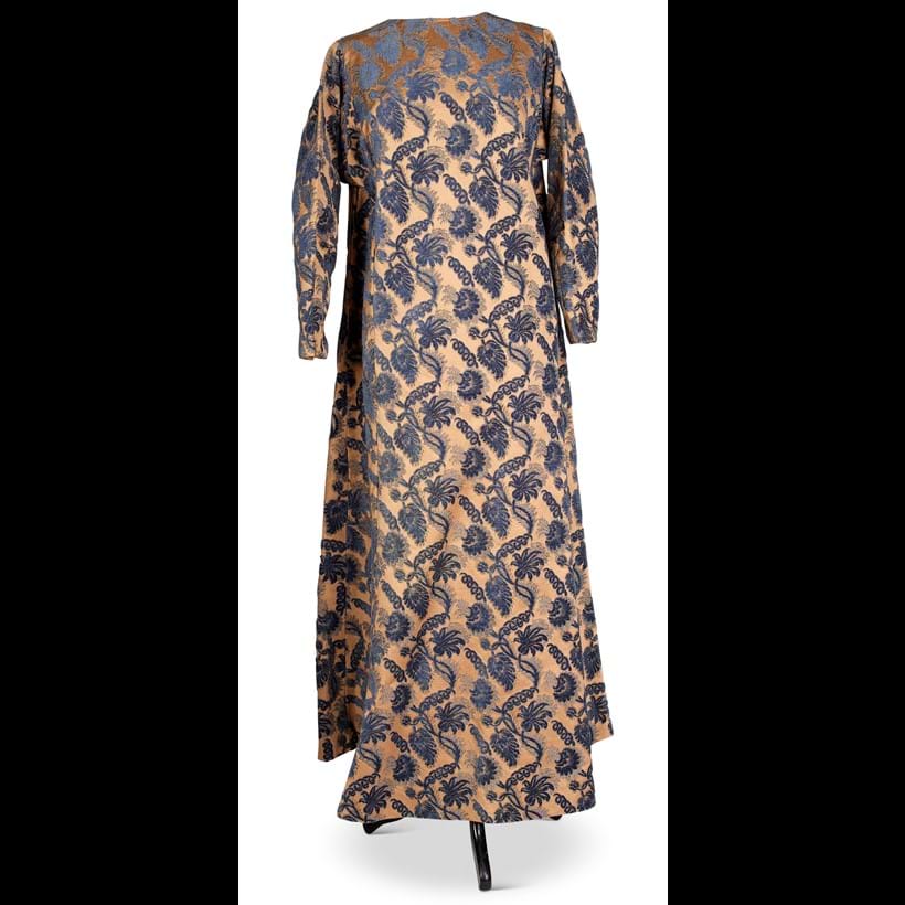 Inline Image - A heavy curt velvey damask tunic form gown , 20th century | Est. £100-150 (+ fees)