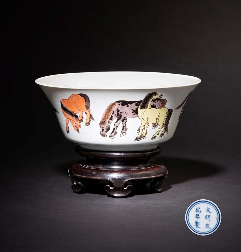 Inline Image - Lot 379: A Chinese famille verte 'Eight Horses of Mu Wang' bowl, Qing Dynasty, Kangxi period (1662-1722) | Est. £2,000-3,000 (+ fees)