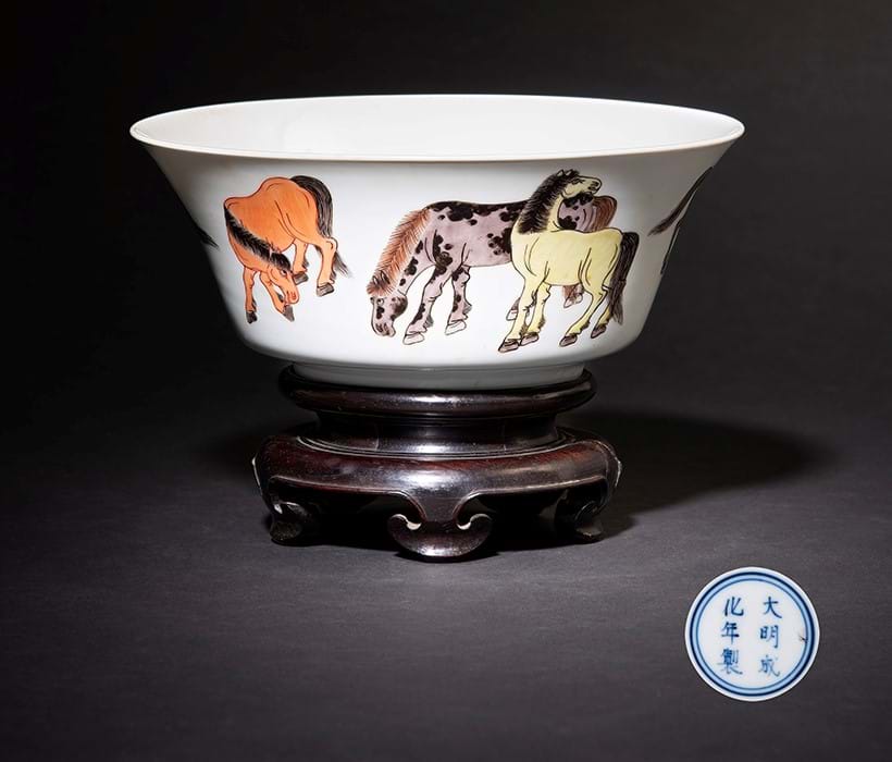 Inline Image - Lot 379: A Chinese famille verte 'Eight Horses of Mu Wang' bowl, Qing Dynasty, Kangxi period (1662-1722) | Sold for £180,200
