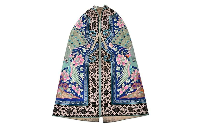 Inline Image - Lot 144: An unusual Chinese Imperial silk embroidered Opera cape, Qing dynasty | Est. £800-1,200 (+ fees)