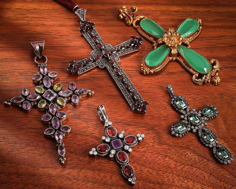 Inline Image - Lot 219: A collection of cross pendants | Est. £200-300 (+ fees)