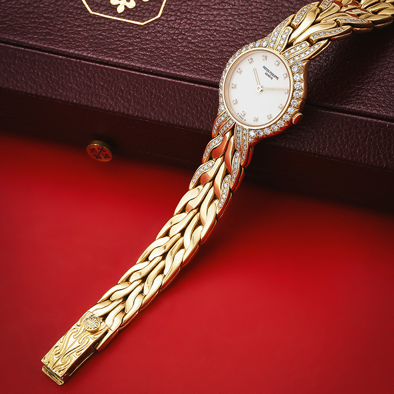 Patek Philippe, La Flamme, ref. 4816/3 a lady's 18 carat gold and diamond bracelet watch, no. 2892732, circa 1990