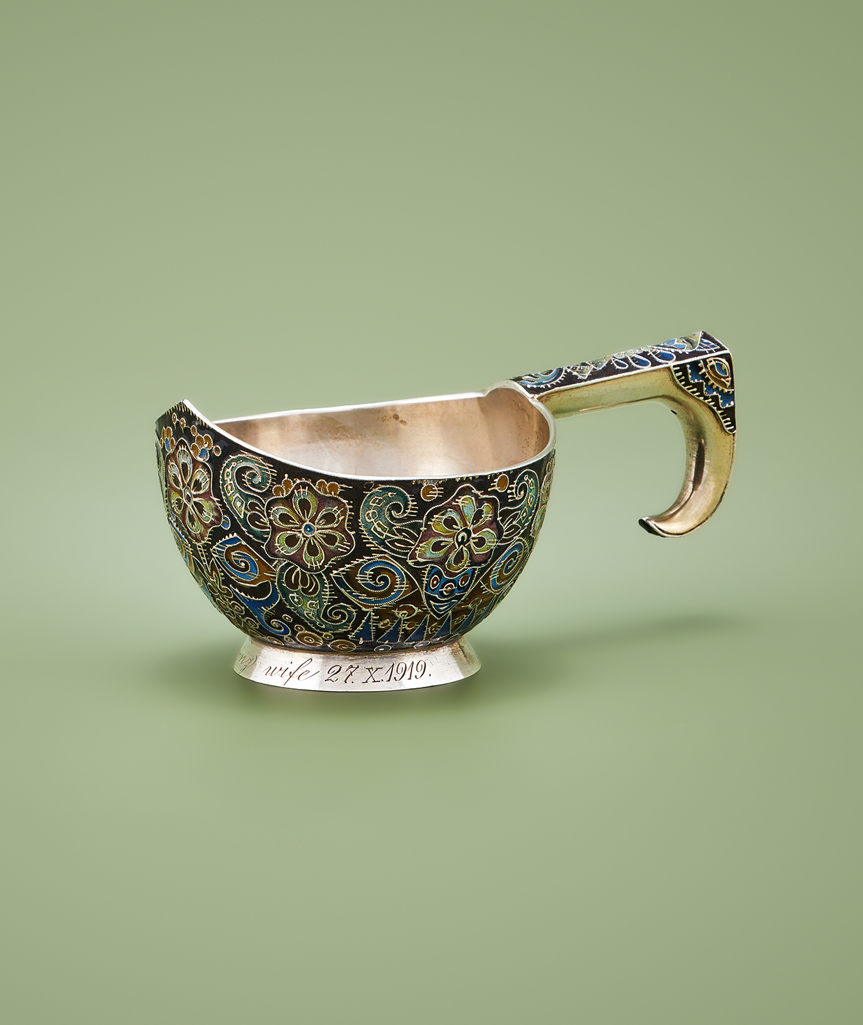 A Russian shaded cloisonné enamel kovsh, Fabergé, Workmaster Feodor Ruckert, Moscow 1908 - 1917.jpg